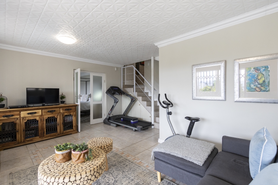 To Let 4 Bedroom Property for Rent in Heldervue Western Cape